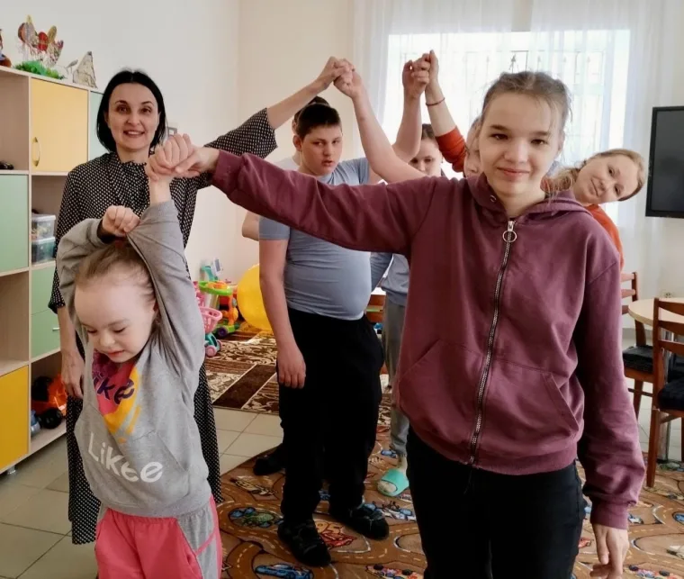 Волонтёры с детьми в подшефном учреждении