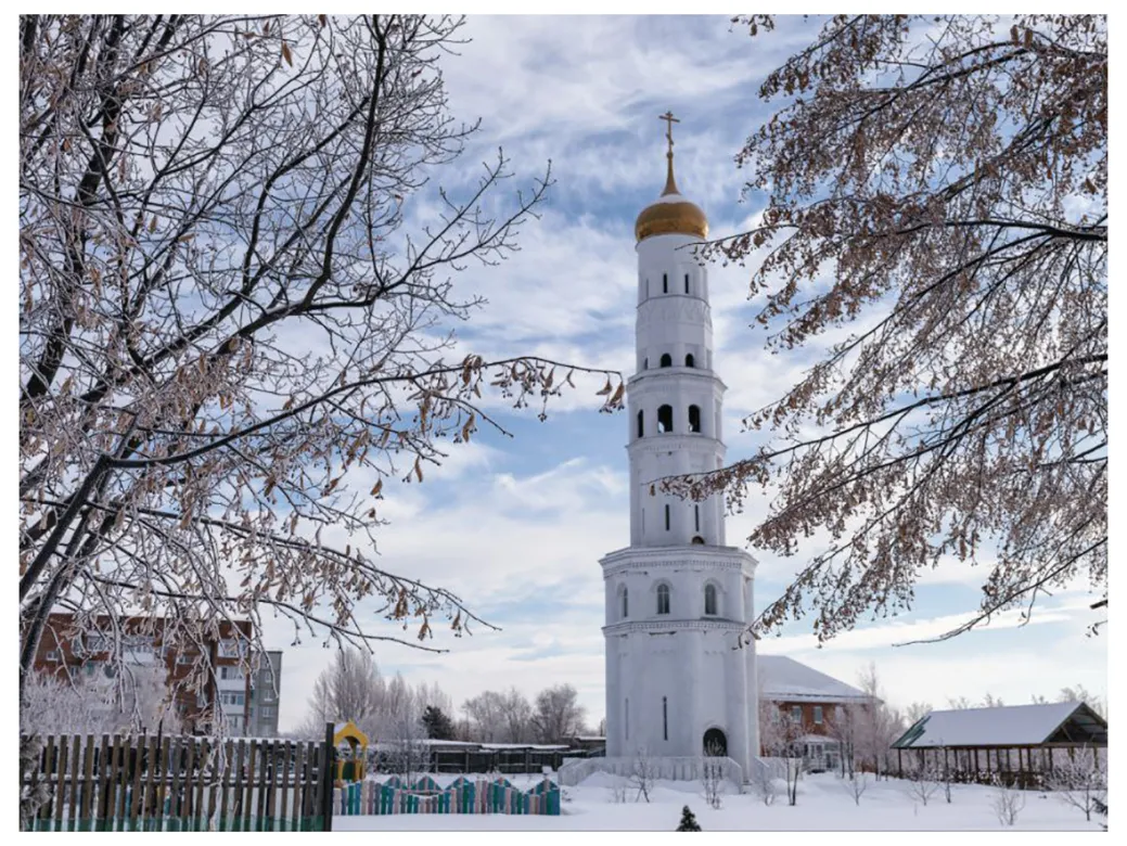 Колокольня в зимнем убранстве