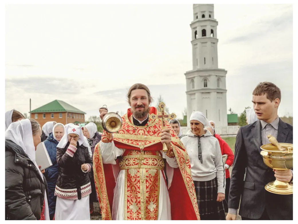 Прихожане у храма