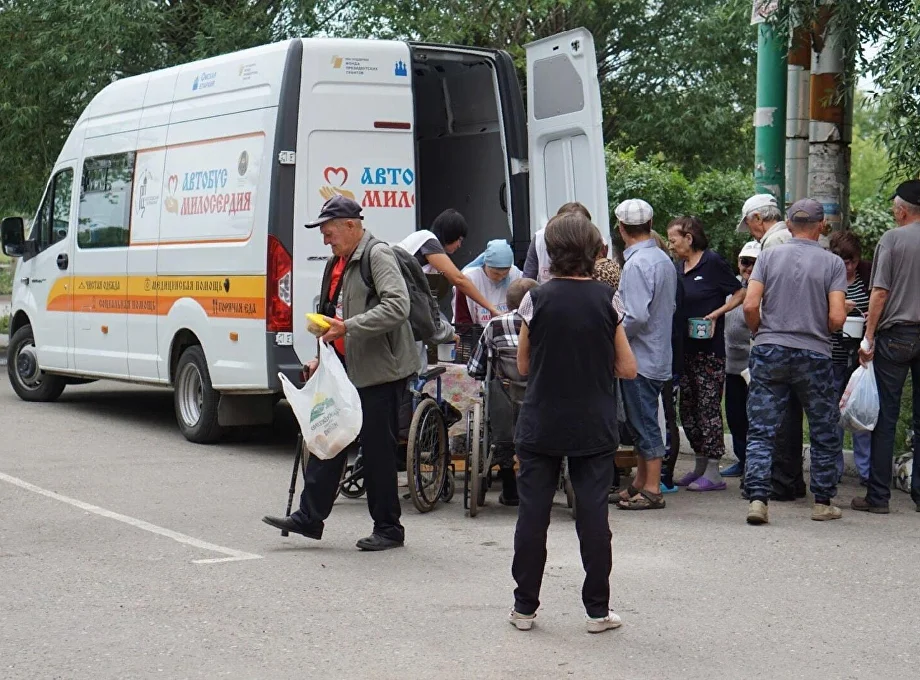 Автобус милосердия на выезде, раздача помощи людям