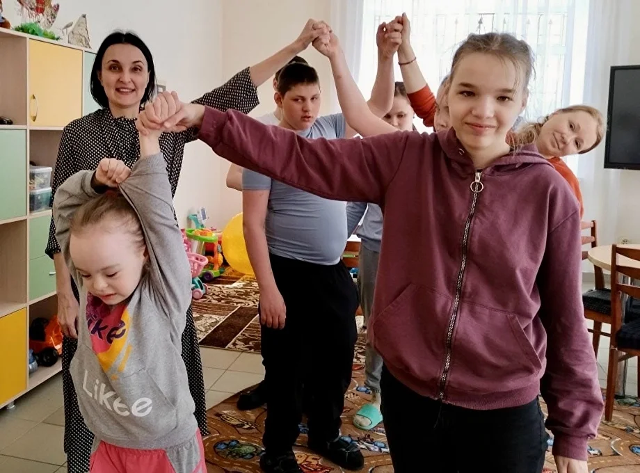 Волонтёры с детьми в доме-интернате